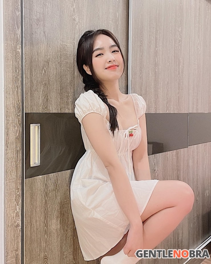 Gái xinh Lê Phương Anh mặc váy trắng
